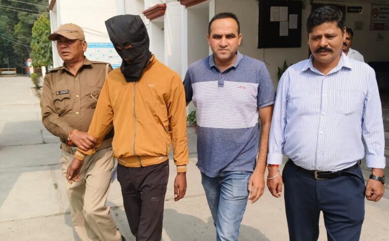 एसटीएफ की गिरफ्त में आरोपी एसटीएफ की गिरफ्त में आरोपी