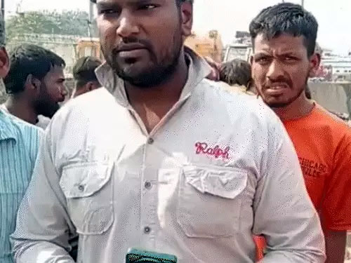 लोगों के साथ थाने पहुंचे परिजन। लोगों के साथ थाने पहुंचे परिजन।