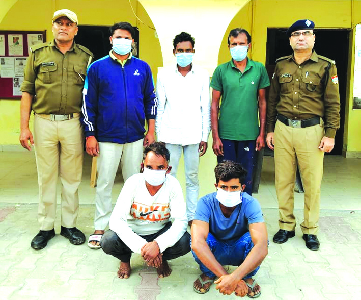 पुलिस गिरफ्त में आरोपित पुलिस गिरफ्त में आरोपित
