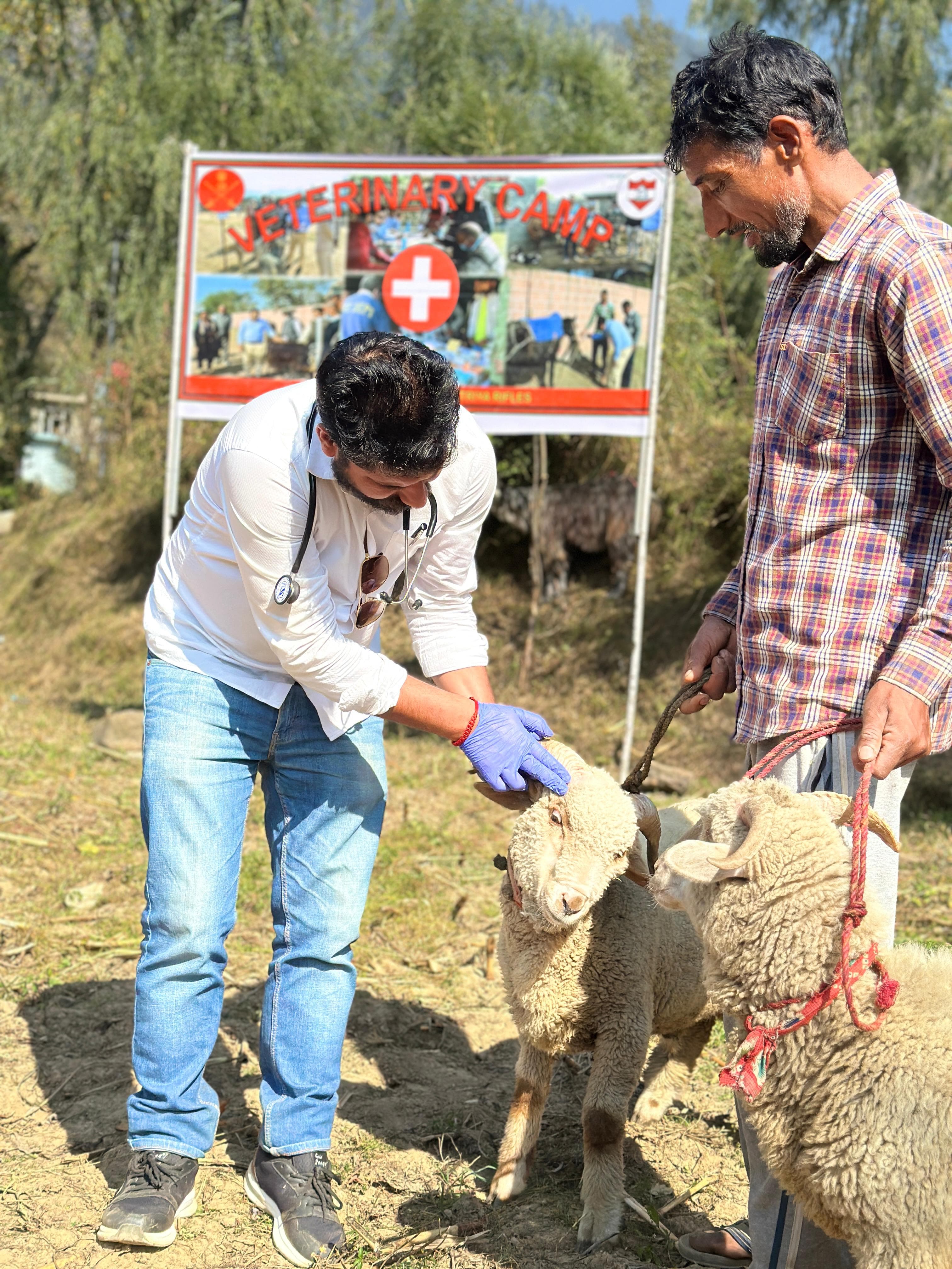 ग्रामीण लोगों ने उठाया पशु चिकित्सा शिविर का लाभ ग्रामीण लोगों ने उठाया पशु चिकित्सा शिविर का लाभ