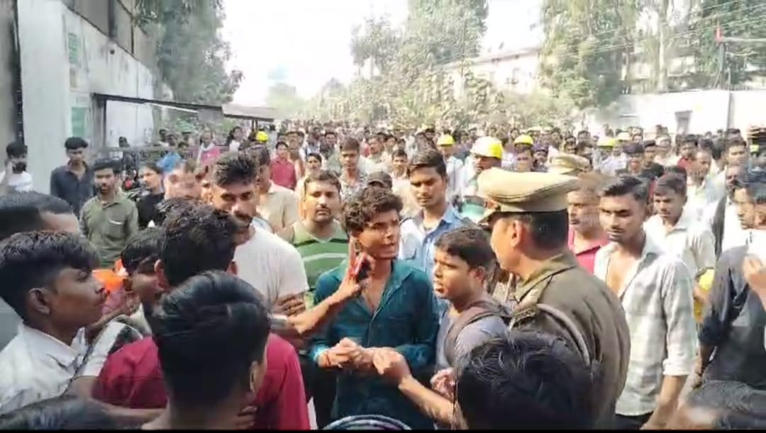 घायल मजदूर के परिवार का इस्पात फैक्ट्री गेट पर हंगामा घायल मजदूर के परिवार का इस्पात फैक्ट्री गेट पर हंगामा
