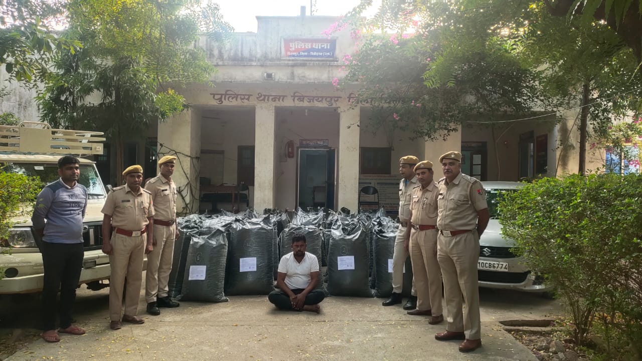 चित्तौड़गढ़ जिले के विजयपुर थाना क्षेत्र में पुलिस ने नाकाबंदी में पकड़ा डोडा चूरा व गिरफ्तार आरोपित।