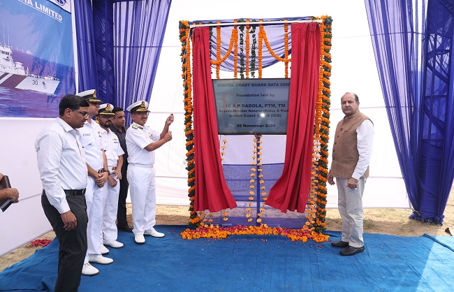 आईसीजी के टियर-III डेटा सेंटर की आधारशिला रखते अधिकारी आईसीजी के टियर-III डेटा सेंटर की आधारशिला रखते अधिकारी