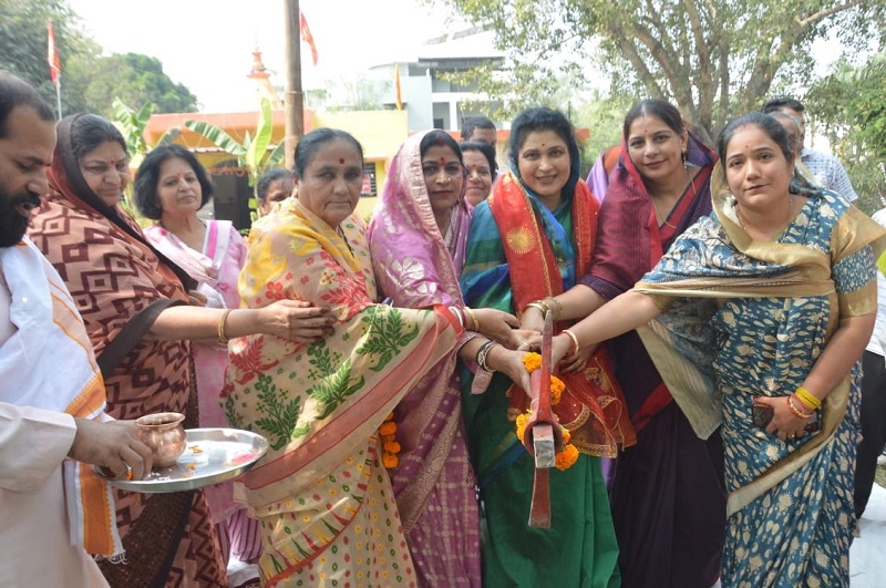 विकास कार्यों का भूमिपूजन करते हुईं राज्य मंत्री कृष्णा गौर विकास कार्यों का भूमिपूजन करते हुईं राज्य मंत्री कृष्णा गौर