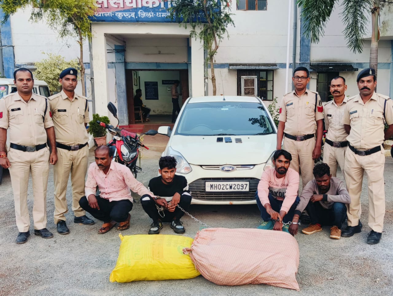 पुलिस गिरफ्त में आरोपित। पुलिस गिरफ्त में आरोपित।