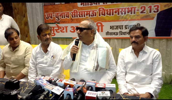 कानपुर पहुंचे मंत्री संजय निषाद पत्रकार वार्ता करते हुए