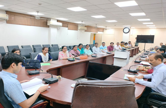 अधिकारियों की बैठक लेते हुए उपायुक्त अभिषेक मीणा अधिकारियों की बैठक लेते हुए उपायुक्त अभिषेक मीणा