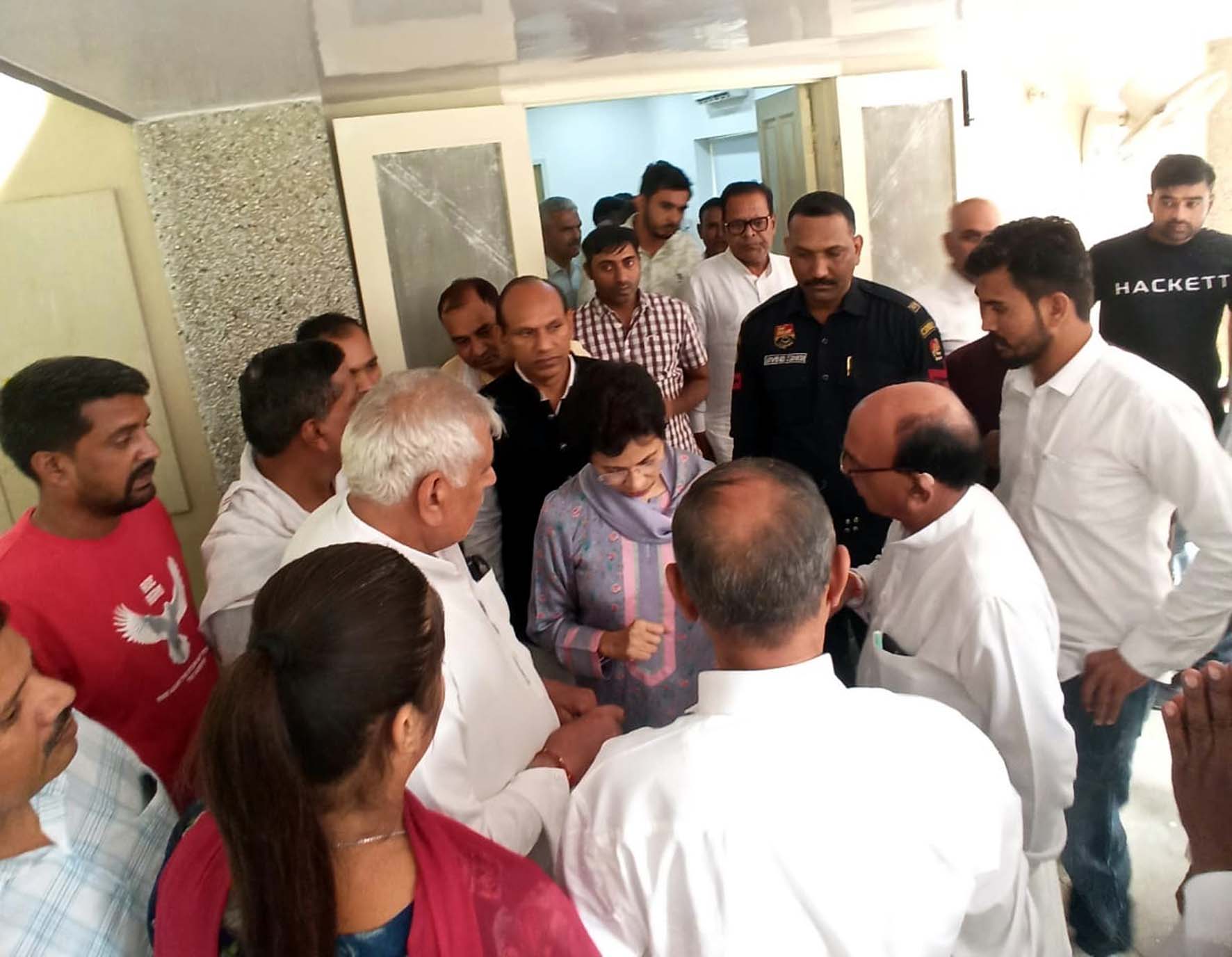 कांग्रेस पदाधिकारियों व कार्यकर्ताओं से मुलाकात करती सांसद कुमारी सैलजा। कांग्रेस पदाधिकारियों व कार्यकर्ताओं से मुलाकात करती सांसद कुमारी सैलजा।