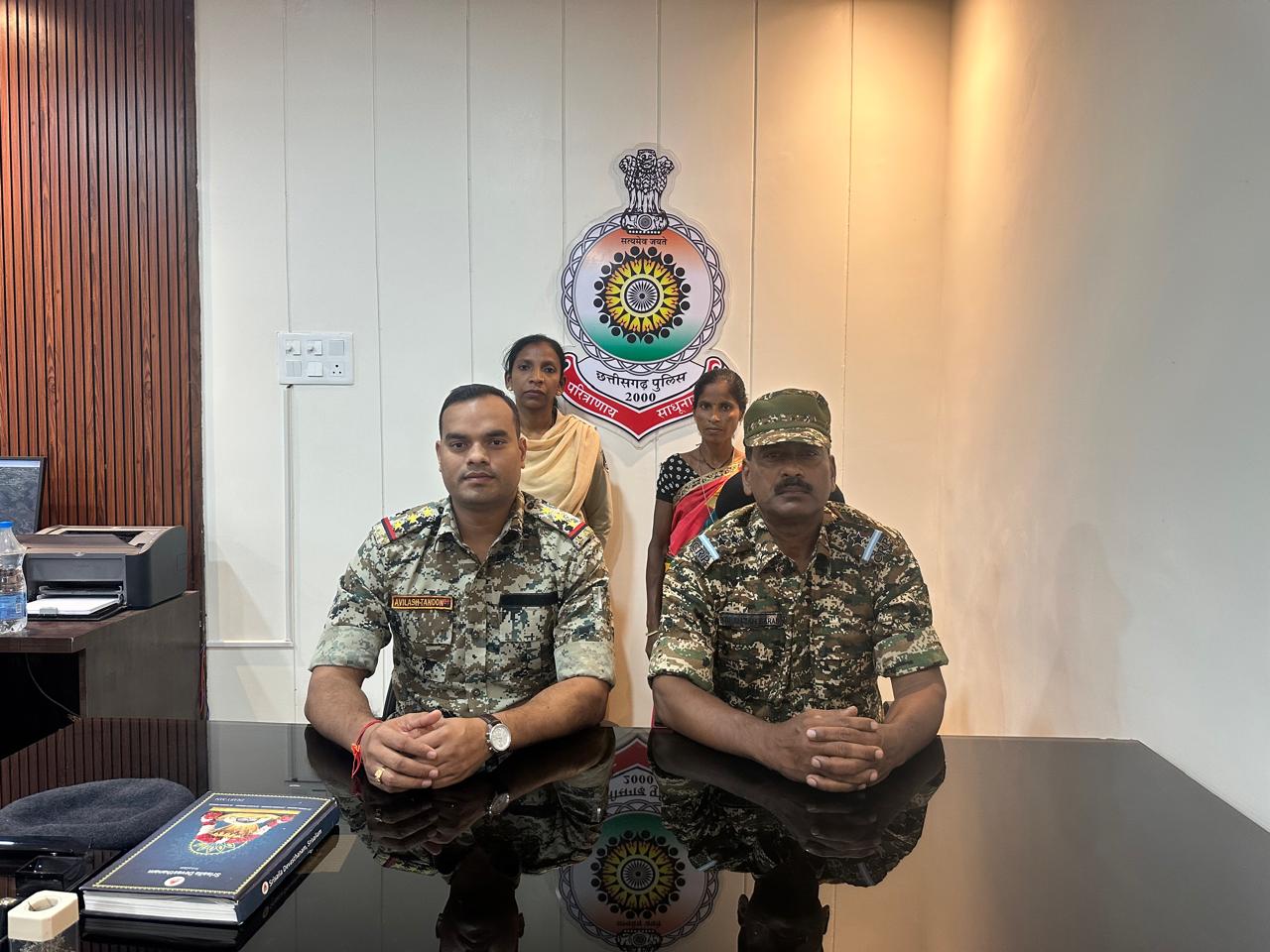 सुकमा: एक लाख के इनामी महिला नक्सली ने किया आत्मसमर्पण सुकमा: एक लाख के इनामी महिला नक्सली ने किया आत्मसमर्पण