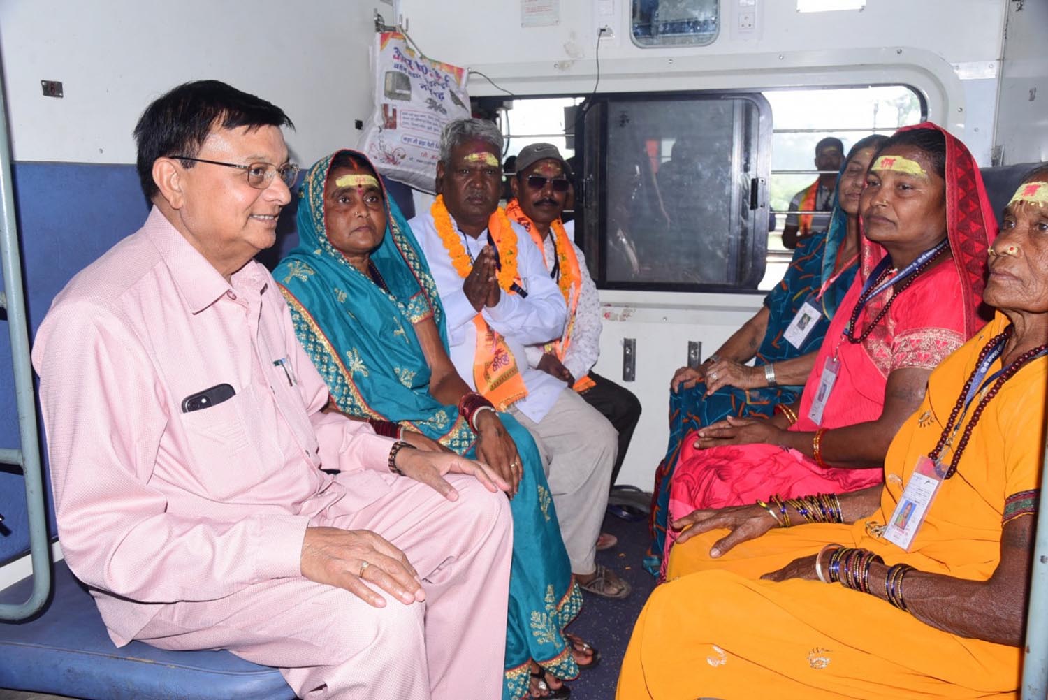 मंत्री लखनलाल देवांगन श्रद्धालुओं के साथ ट्रेन में बैठकर चर्चा करते मंत्री लखनलाल देवांगन श्रद्धालुओं के साथ ट्रेन में बैठकर चर्चा करते