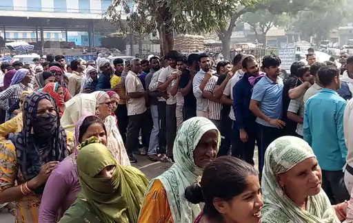 बल्लभगढ़ अनाज मंडी में डीएपी खाद लेने के लिए लाइनों में लगे लोग। बल्लभगढ़ अनाज मंडी में डीएपी खाद लेने के लिए लाइनों में लगे लोग।