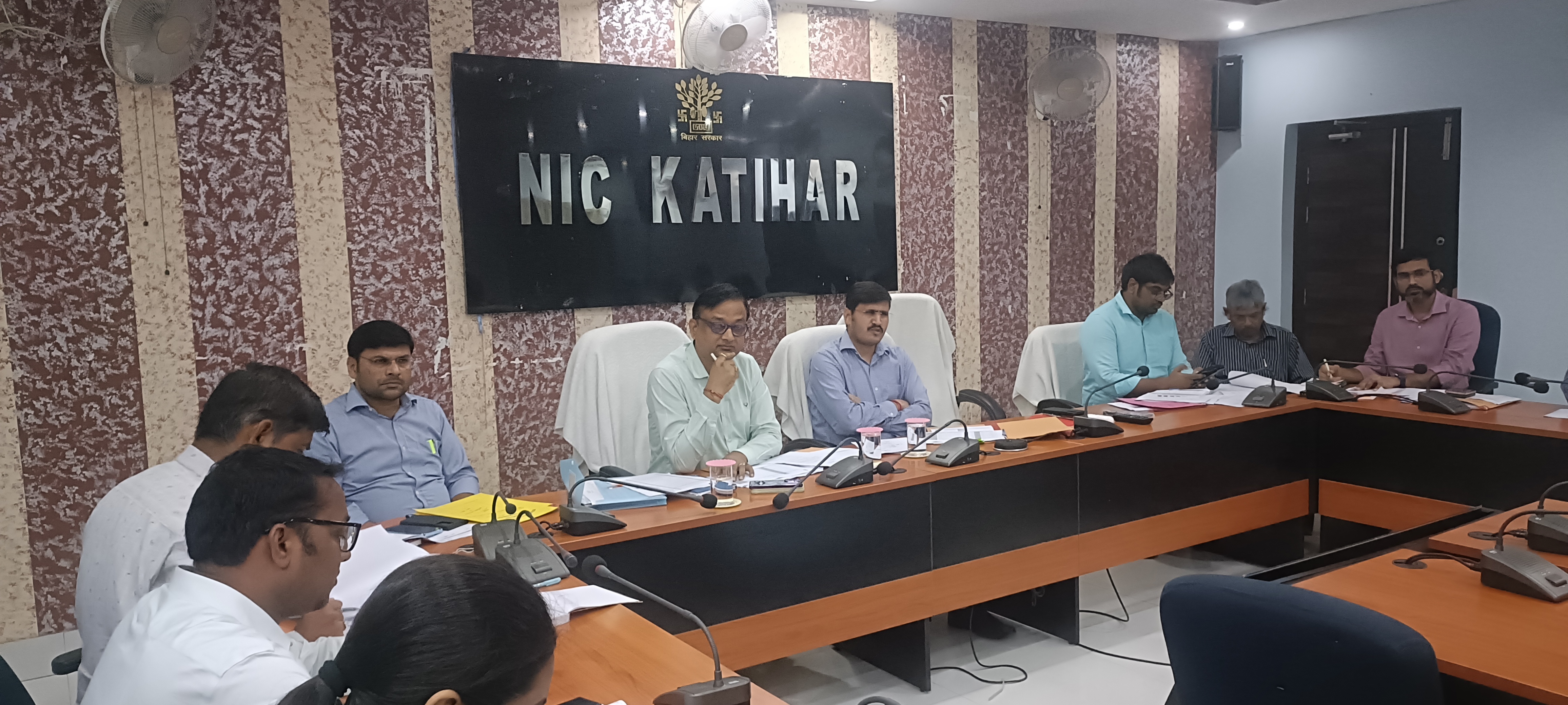 बैठक करते हुए अधिकारी बैठक करते हुए अधिकारी