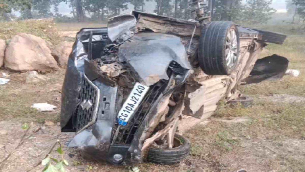 कोरबा में 25 फीट नीचे खाई में गिरी तेज रफ्तार कार, एक युवक की मौत, एक घायल कोरबा में 25 फीट नीचे खाई में गिरी तेज रफ्तार कार, एक युवक की मौत, एक घायल