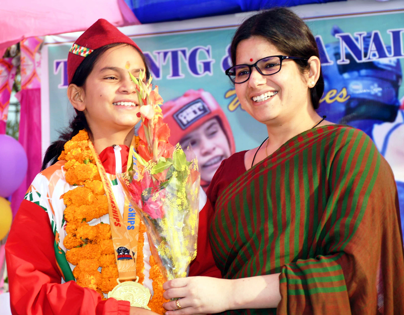 बॉक्सर दीपाली थापा को सम्मानित करतीं जिलाधिकारी वंदना सिंह। बॉक्सर दीपाली थापा को सम्मानित करतीं जिलाधिकारी वंदना सिंह।