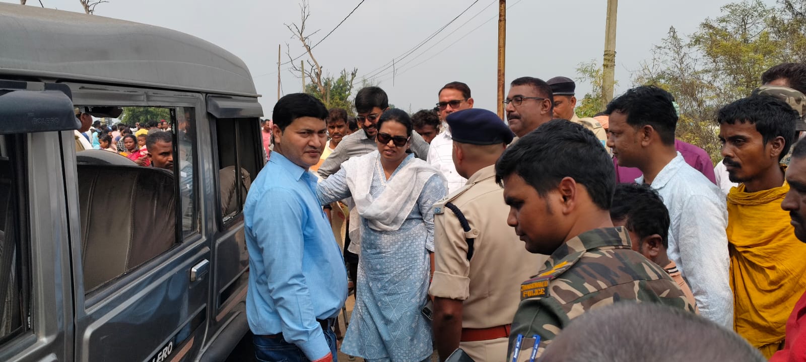 घर के बाहर ग्रामीणों से बात करते अंचल अधिकारी