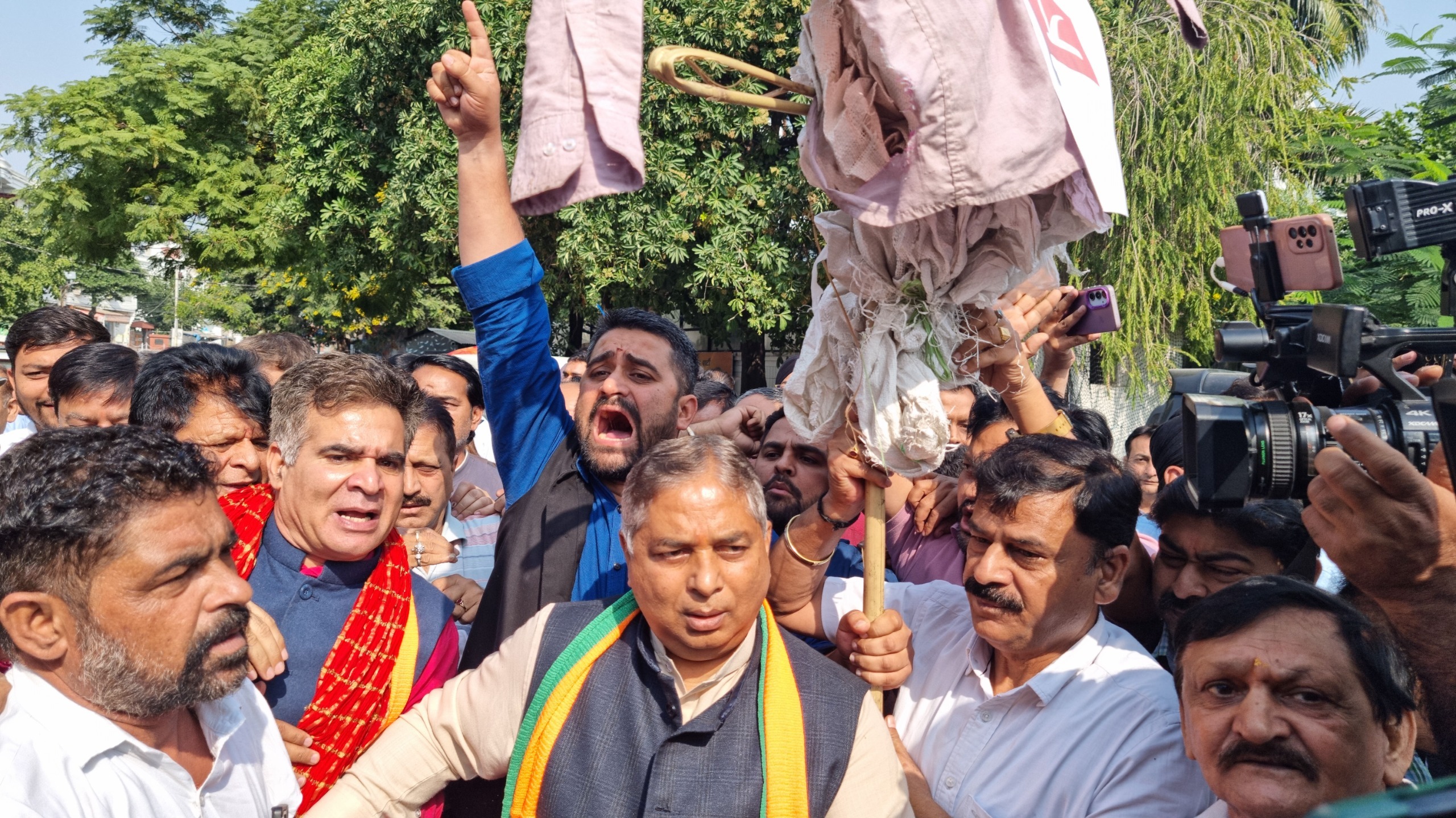 एनसी-कांग्रेस के प्रस्ताव के खिलाफ भाजपा ने किया प्रदर्शन, जलाये पुतले एनसी-कांग्रेस के प्रस्ताव के खिलाफ भाजपा ने किया प्रदर्शन, जलाये पुतले