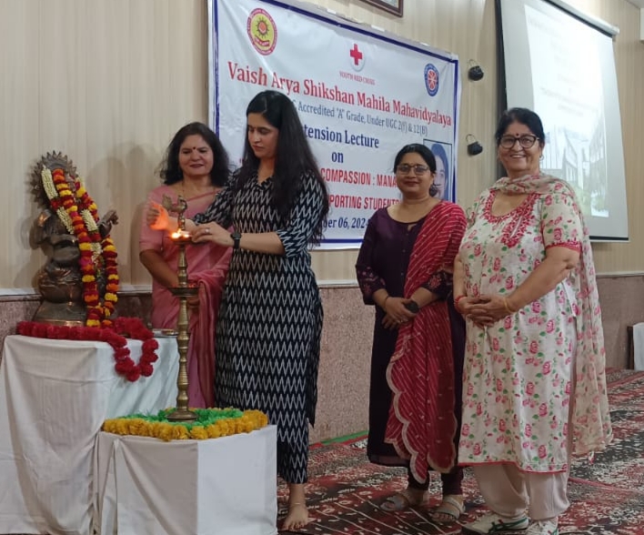 दीप प्रज्वलित कर व्याख्यान कार्यक्रम का शुभारंभ करती डॉक्टर कार्तिक शर्मा और डॉक्टर आशा शर्मा। दीप प्रज्वलित कर व्याख्यान कार्यक्रम का शुभारंभ करती डॉक्टर कार्तिक शर्मा और डॉक्टर आशा शर्मा।