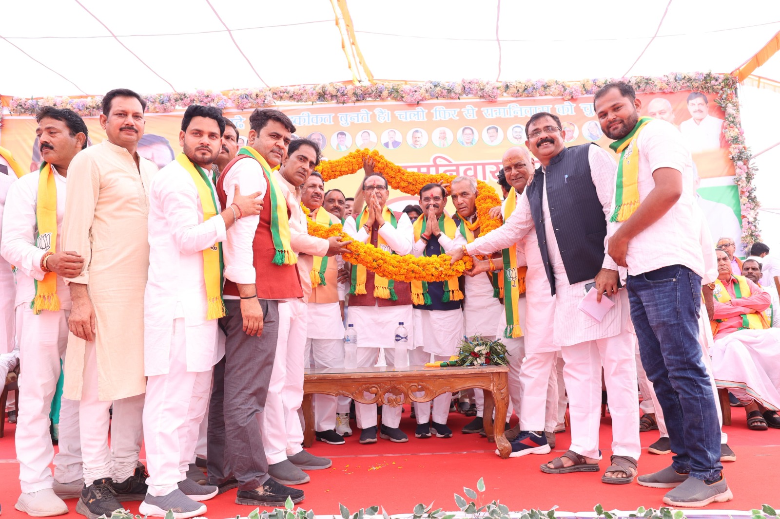 शिवराज सिंह चौहान और वीडी शर्मा ने विजयपुर में जनसभा को संबोधित किया शिवराज सिंह चौहान और वीडी शर्मा ने विजयपुर में जनसभा को संबोधित किया