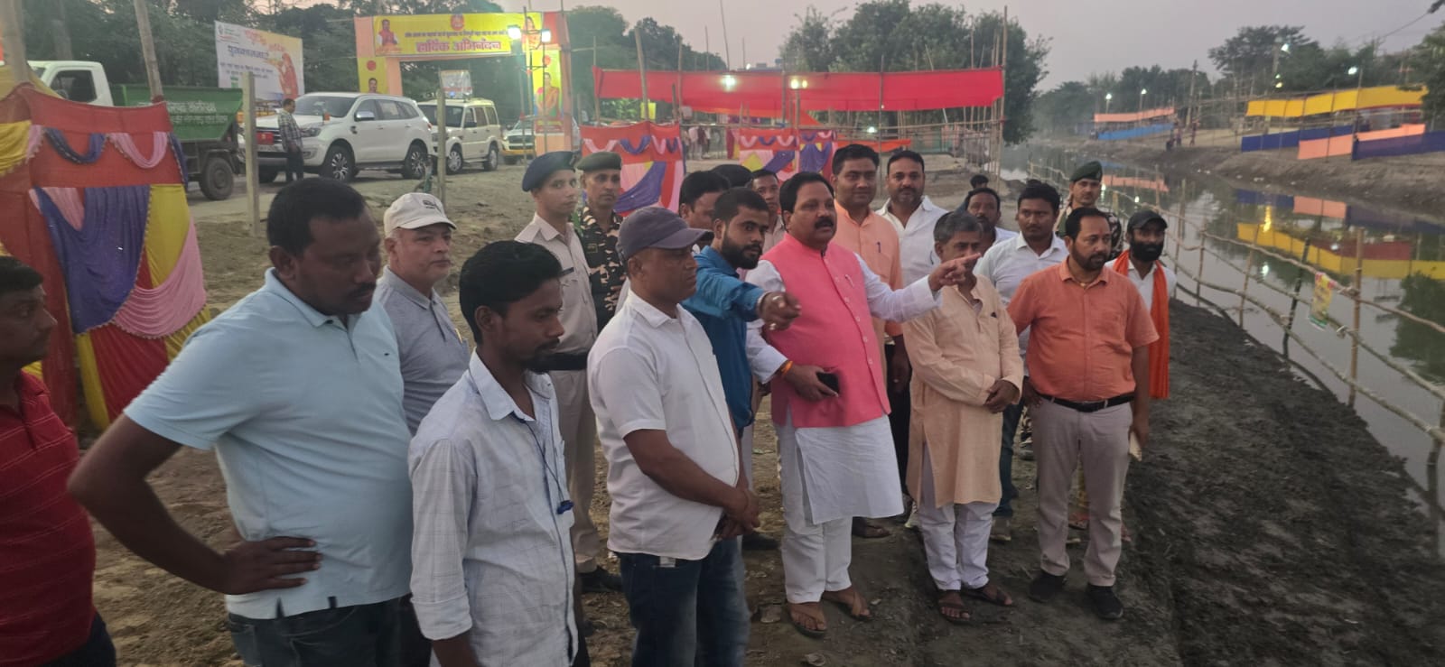 अररिया फोटो:सांसद प्रदीप कुमार सिंह का छठ घाट का निरीक्षण अररिया फोटो:सांसद प्रदीप कुमार सिंह का छठ घाट का निरीक्षण