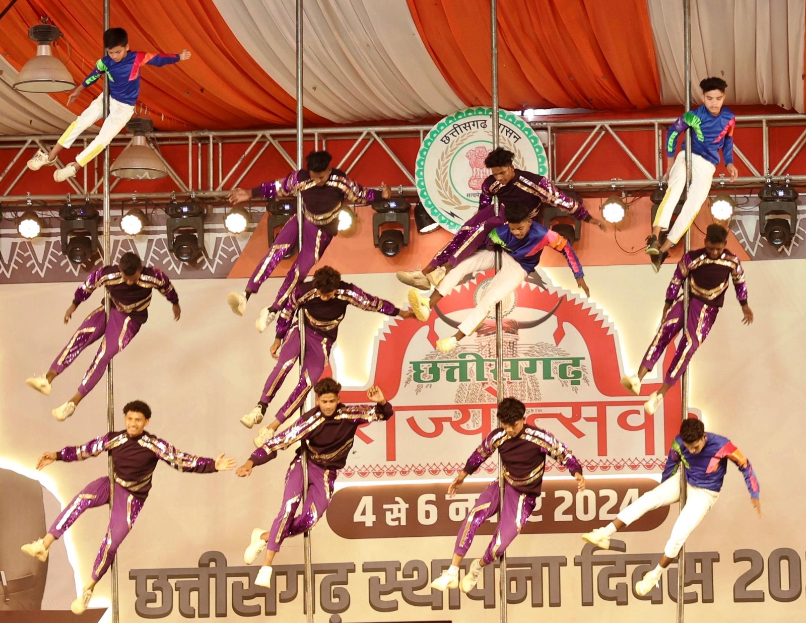 अबूझमाड़ के बच्चों के मलखंभ का अद्भुत प्रदर्शन अबूझमाड़ के बच्चों के मलखंभ का अद्भुत प्रदर्शन