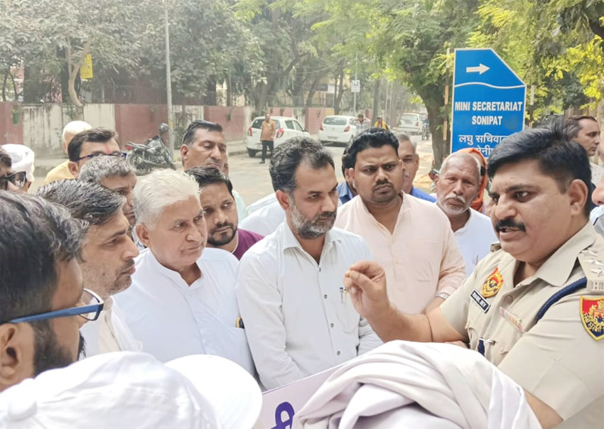 6 Snp- सोनीपत: प्रदर्शनकारी एसीपी राहुल देव को ज्ञापन सौंपते हुए। 6 Snp- सोनीपत: प्रदर्शनकारी एसीपी राहुल देव को ज्ञापन सौंपते हुए।