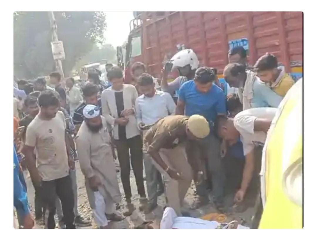 घटना की जांच करने पहुंची पुलिस, लगी भीड घटना की जांच करने पहुंची पुलिस, लगी भीड