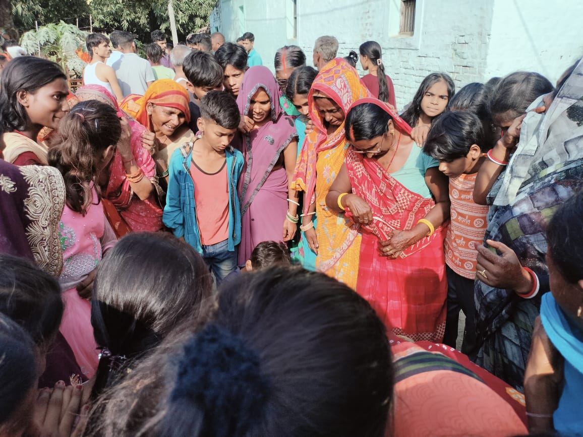 घटना के बाद मृतक के घर पर जुटी ग्रामीणो की भीड़ घटना के बाद मृतक के घर पर जुटी ग्रामीणो की भीड़
