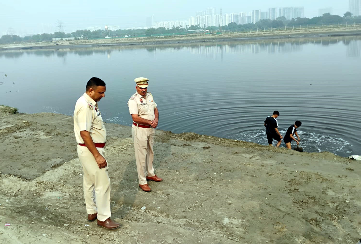 छठ पूजा को लेकर घाटों पर तैनात पुलिस बल छठ पूजा को लेकर घाटों पर तैनात पुलिस बल