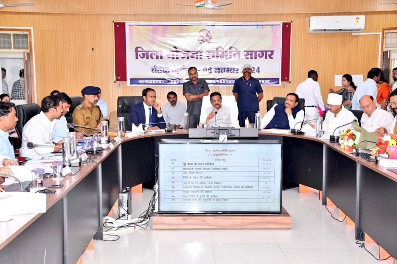 विकास कार्यों की समीक्षा करते हुए उप मुख्यमंत्री राजेन्द्र शुक्ल विकास कार्यों की समीक्षा करते हुए उप मुख्यमंत्री राजेन्द्र शुक्ल