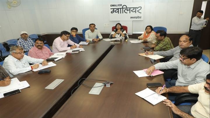 संबंधित विभागों के अधिकारियों की बैठक संबंधित विभागों के अधिकारियों की बैठक