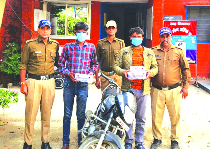 पुलिस गिरफ्त में आरोपित पुलिस गिरफ्त में आरोपित
