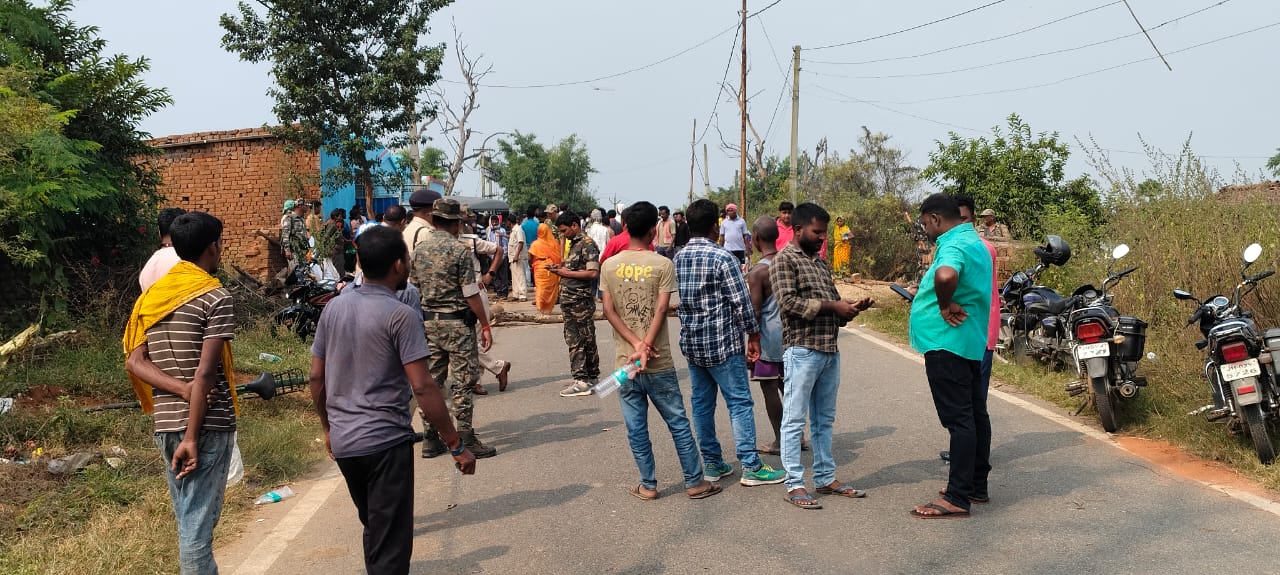 सड़क जाम कर बैठे ग्रामीण