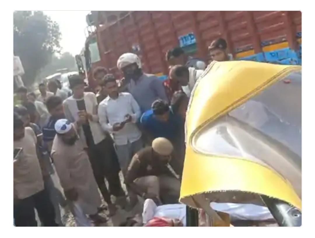 डीसीएम और ऑटो की टक्कर में दस लोगों की मौत, पांच घायल