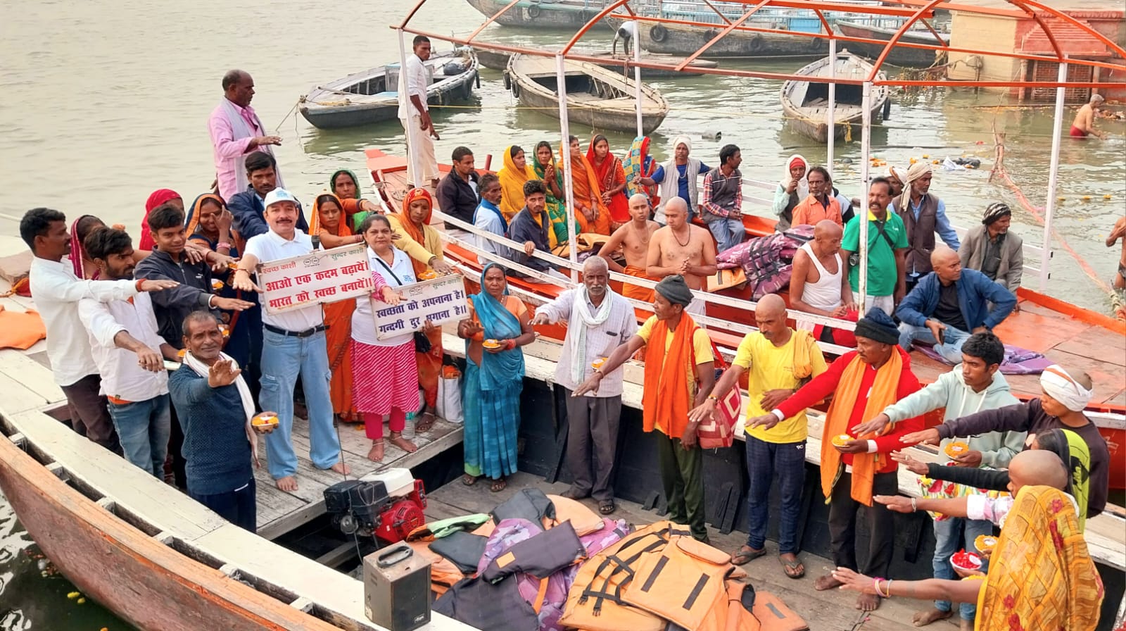 स्वच्छता अभियान में नमामि गंगे की टीम: फोटो बच्चा गुप्ता स्वच्छता अभियान में नमामि गंगे की टीम: फोटो बच्चा गुप्ता