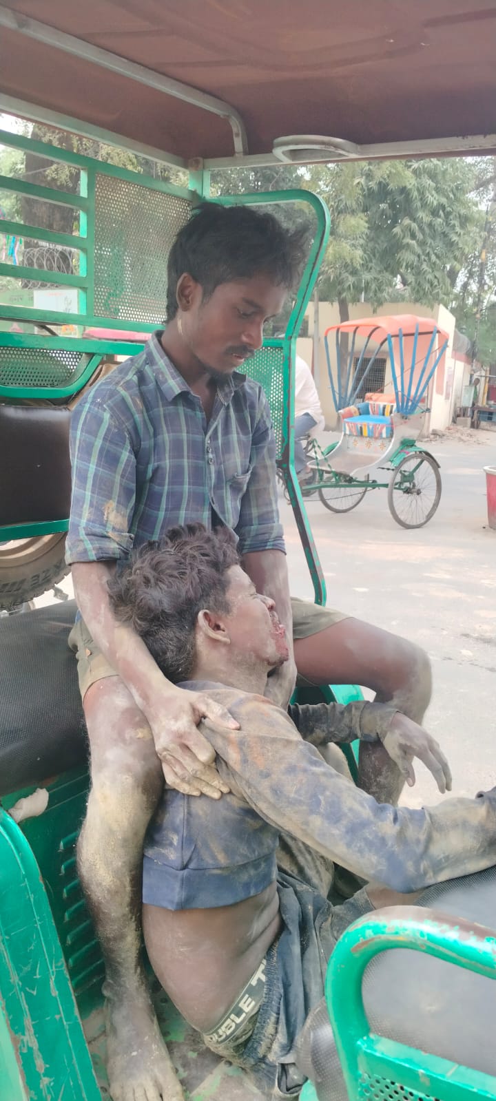 घायल मजदूर घायल मजदूर