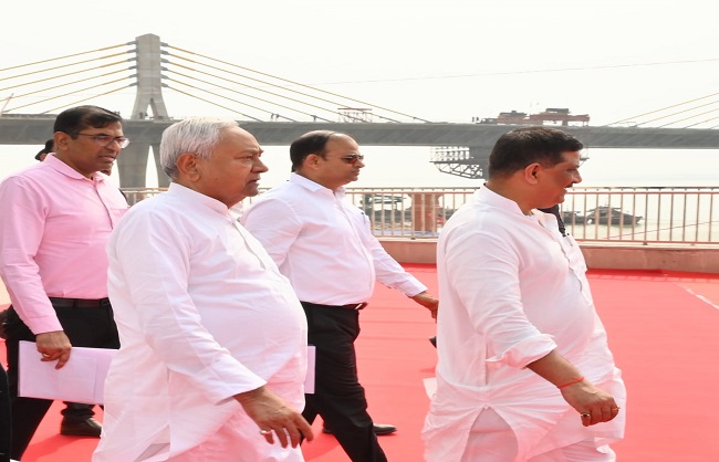 मुख्यमंत्री सिमरीया छठ घाट का निरीक्षण करते मुख्यमंत्री सिमरीया छठ घाट का निरीक्षण करते