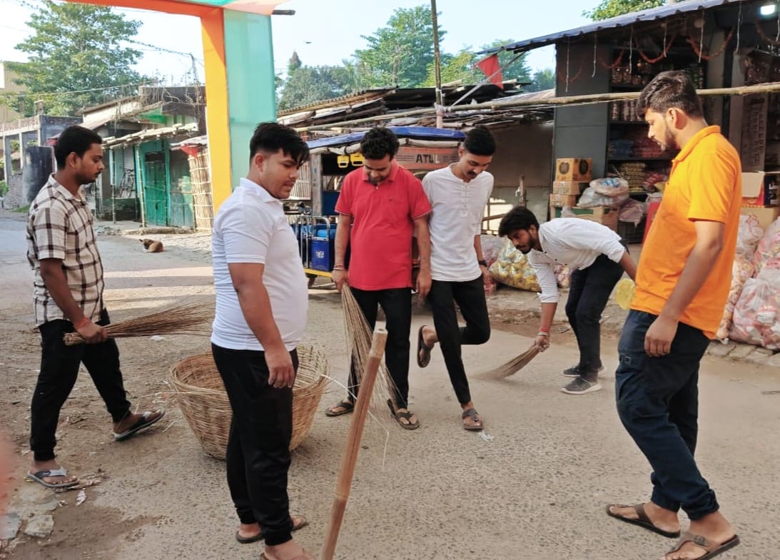 अररिया फोटो:श्रमदान करते अभाविप कार्यकर्ता