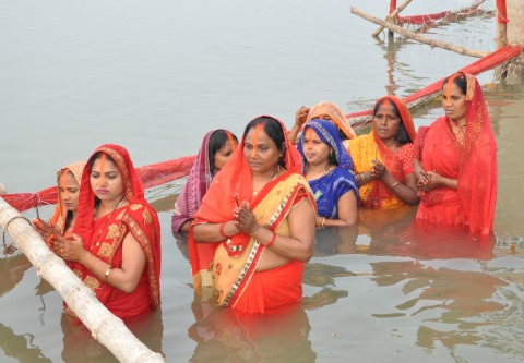नगर के बरियाघाट पर गंगा में खड़ी होकर छठ पूजन करतीं व्रती महिलाएं। नगर के बरियाघाट पर गंगा में खड़ी होकर छठ पूजन करतीं व्रती महिलाएं।