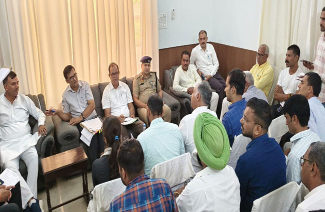 अधिकारियों की बैठक लेते हुए विधायक अनिल कुमार। अधिकारियों की बैठक लेते हुए विधायक अनिल कुमार।