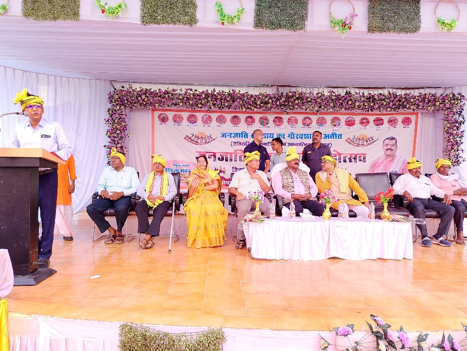 जनजातीय गौरव स्मृति महोत्सव कार्यक्रम में स्वागत भाषण देते प्राचार्य जीआर साहू। जनजातीय गौरव स्मृति महोत्सव कार्यक्रम में स्वागत भाषण देते प्राचार्य जीआर साहू।