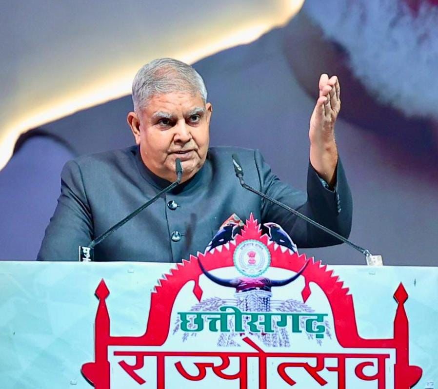राज्योत्सव की समापन बेला और राज्य अलंकरण समारोह को संबोधित करते हुए उपराष्ट्रपति धनखड़ राज्योत्सव की समापन बेला और राज्य अलंकरण समारोह को संबोधित करते हुए उपराष्ट्रपति धनखड़