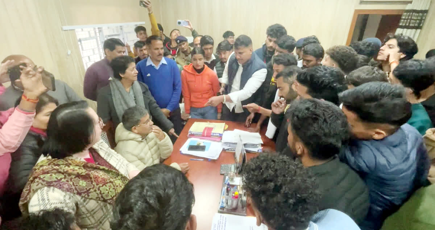 नैनीताल में छात्रों का प्रदर्शन नैनीताल में छात्रों का प्रदर्शन