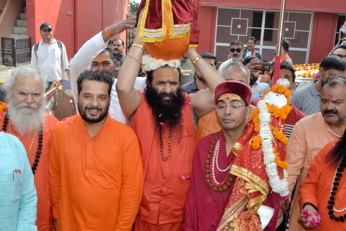 गंगाजल कलश यात्रा रवाना करते हुए गंगाजल कलश यात्रा रवाना करते हुए