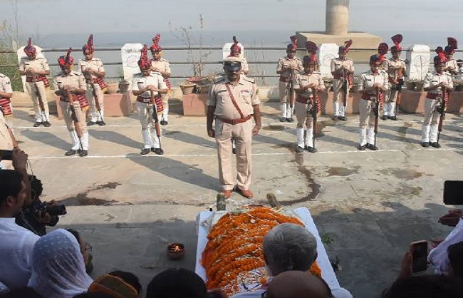 गुलाबी घाट पर शारदा सिन्हा का अंति संस्कार करते अधिकारीगण गुलाबी घाट पर शारदा सिन्हा का अंति संस्कार करते अधिकारीगण