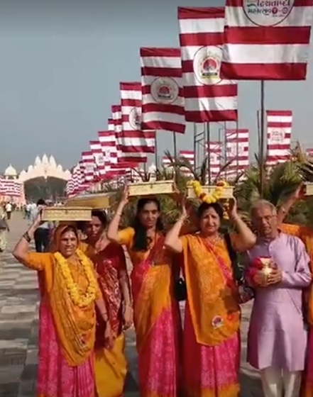 वडताल में गुरुवार सुबह श्रीलक्ष्मीनारायण देव द्विशताब्दी महोत्सव में पोथी-कलश यात्रा में शामिल श्रद्धालु। वडताल में गुरुवार सुबह श्रीलक्ष्मीनारायण देव द्विशताब्दी महोत्सव में पोथी-कलश यात्रा में शामिल श्रद्धालु।