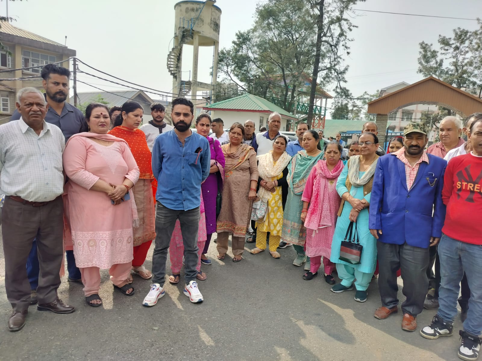 एएसपी से मिलने आये लोग। एएसपी से मिलने आये लोग।