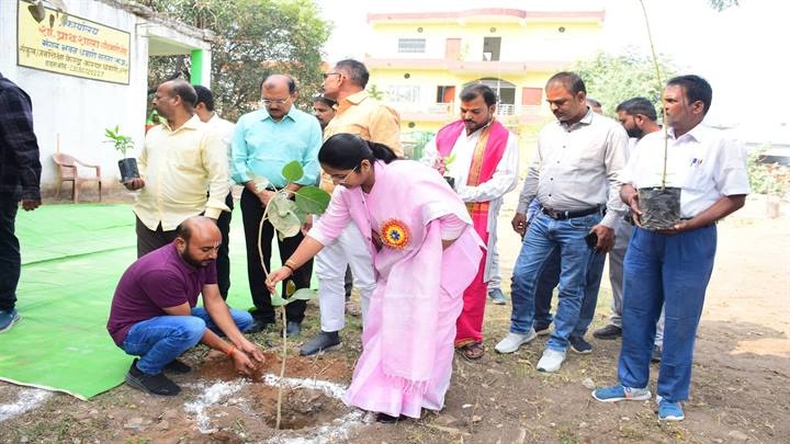 राज्यमंत्री ने किया प्राथमिक शाला चांदमारी रोड में वृक्षारोपण