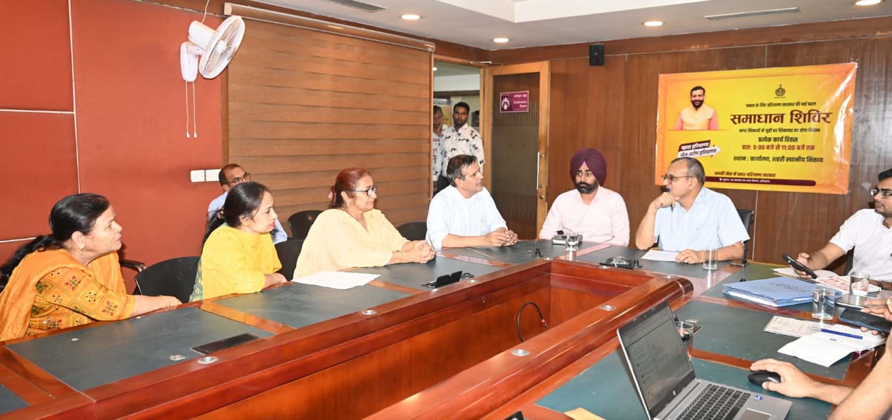 फोटो नंबर-03: गुरुग्राम नगर निगम में समाधान शिविर में शिकायतें सुनते निगमायुक्त। फोटो नंबर-03: गुरुग्राम नगर निगम में समाधान शिविर में शिकायतें सुनते निगमायुक्त।
