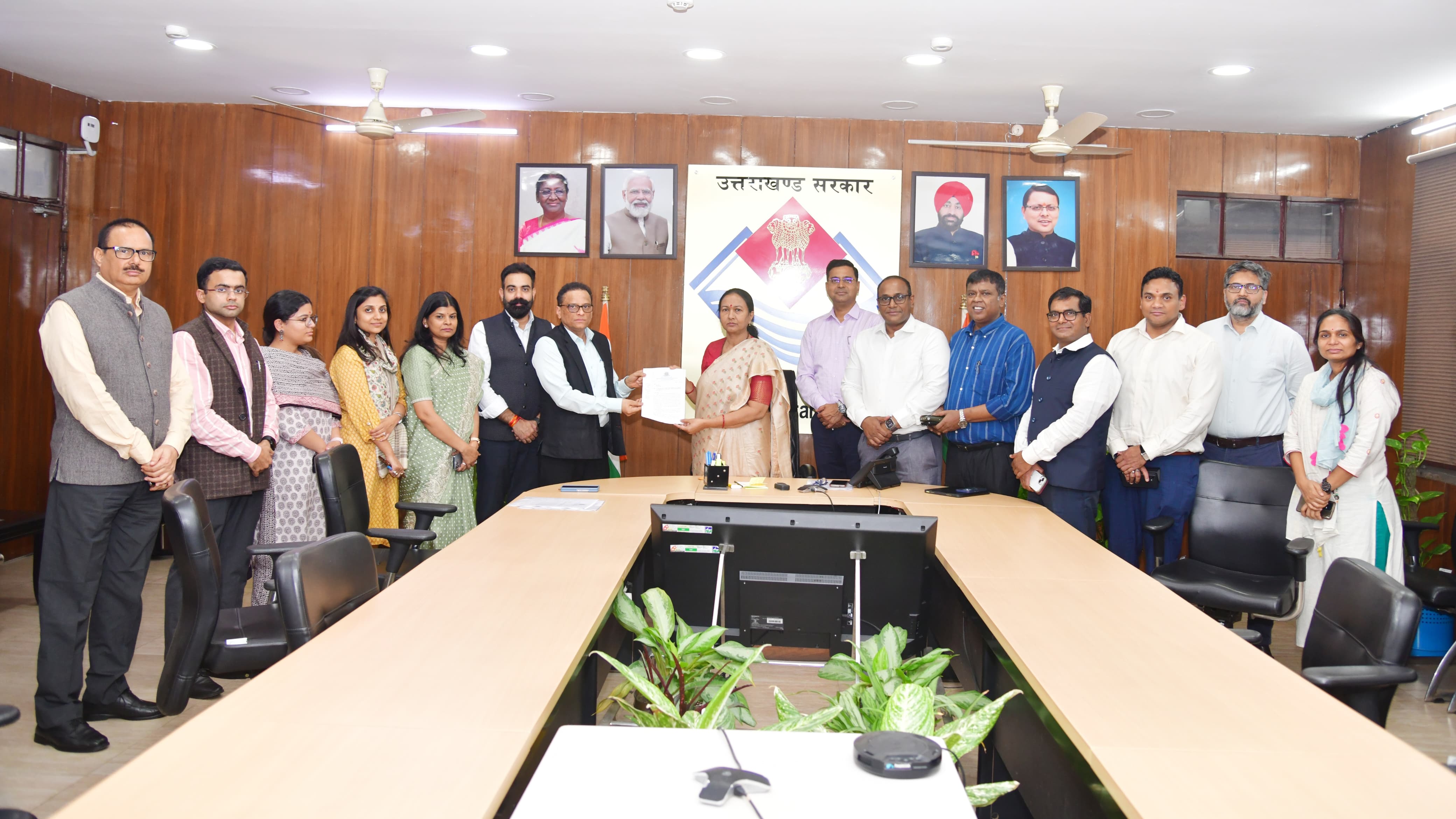 आईएएस एससोसिएशन सचिवालय में मुख्य सचिव से भेंट करते हुए। आईएएस एससोसिएशन सचिवालय में मुख्य सचिव से भेंट करते हुए।