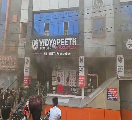 कानपुर:  कोचिंग में लगी  आग काे बुझाते हुए अग्निशमन कर्मचारियों की फोटो
